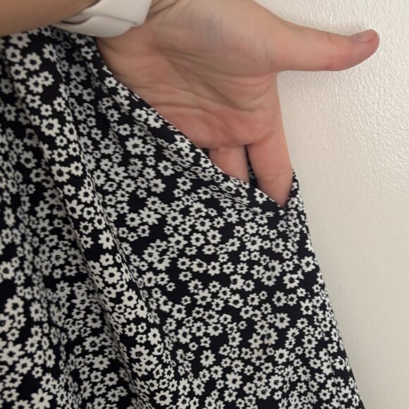 UNIQLO Women's Black and White Playsuit-Romper (size L) - Picture 3 of 8